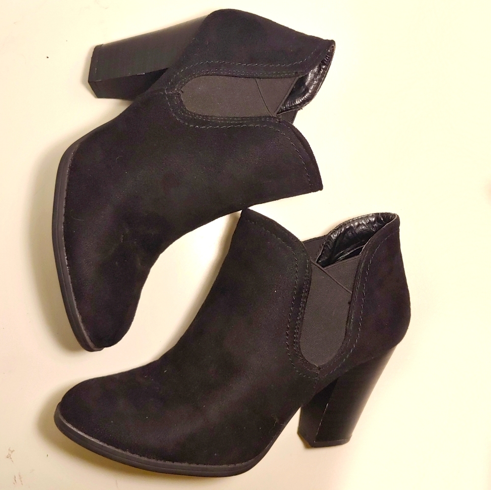 Softmoc Black Suede Ankle Boots